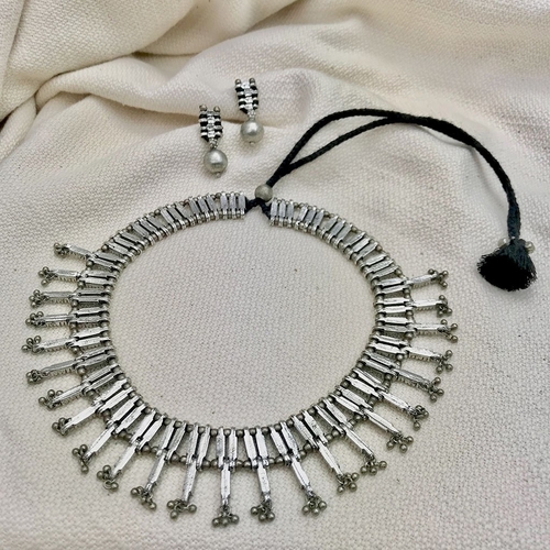 silver-statement-necklace_d02638a2-2b6d-4a4d-8c5c-792faf5d4907.jpg